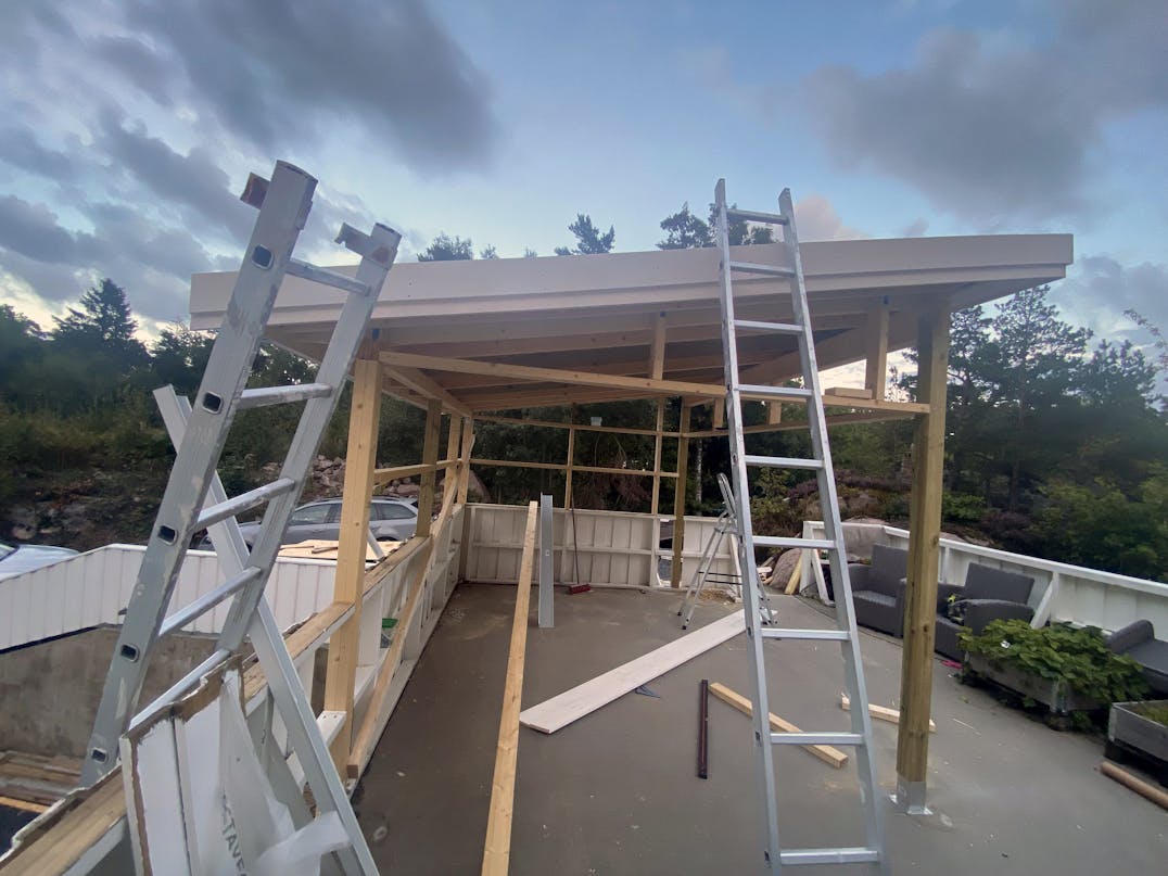 Masser af lys i udestuen med store skydedøre Masser af lys i udestuen med store skydedøre